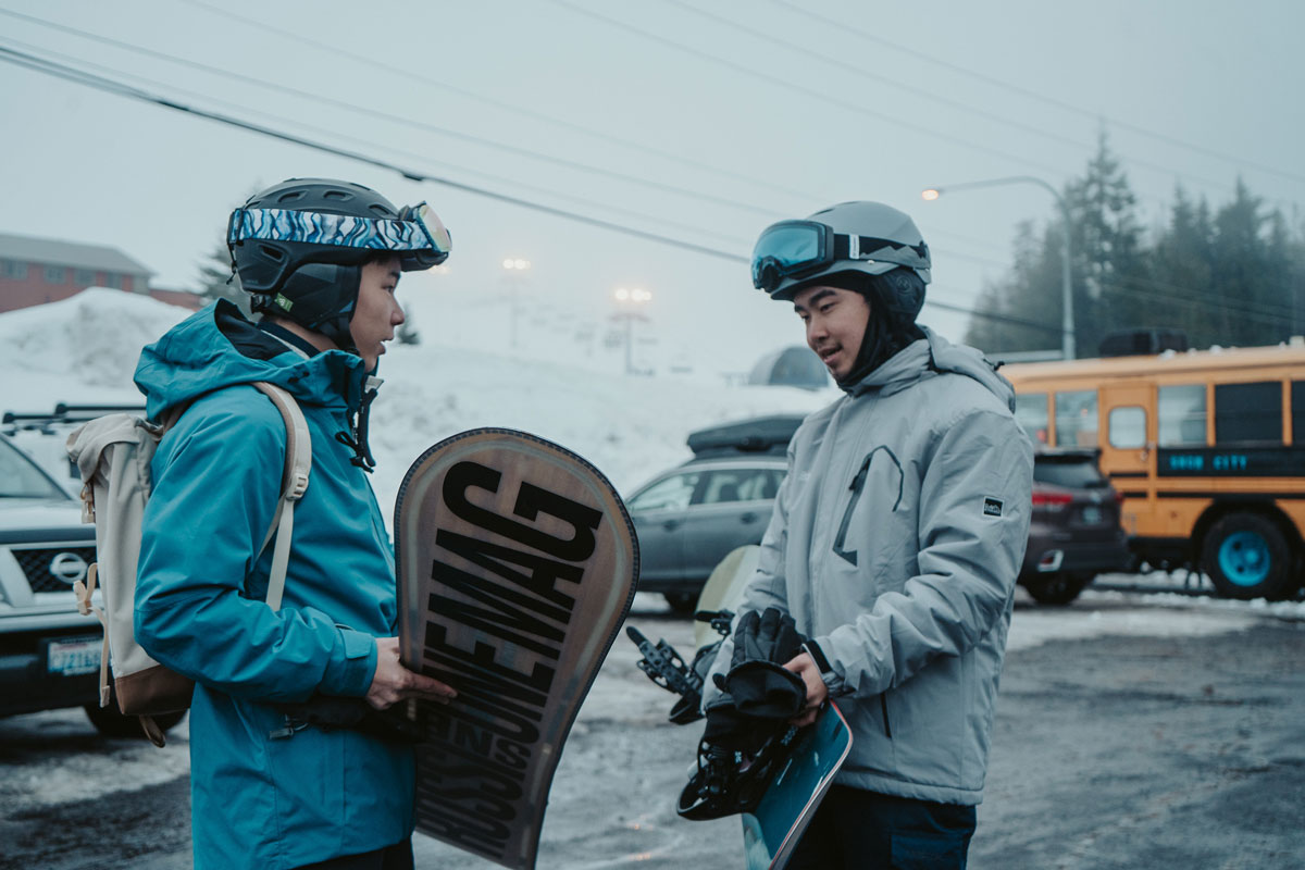 91̽ students snowboarding at Snoqualmie Pass.
